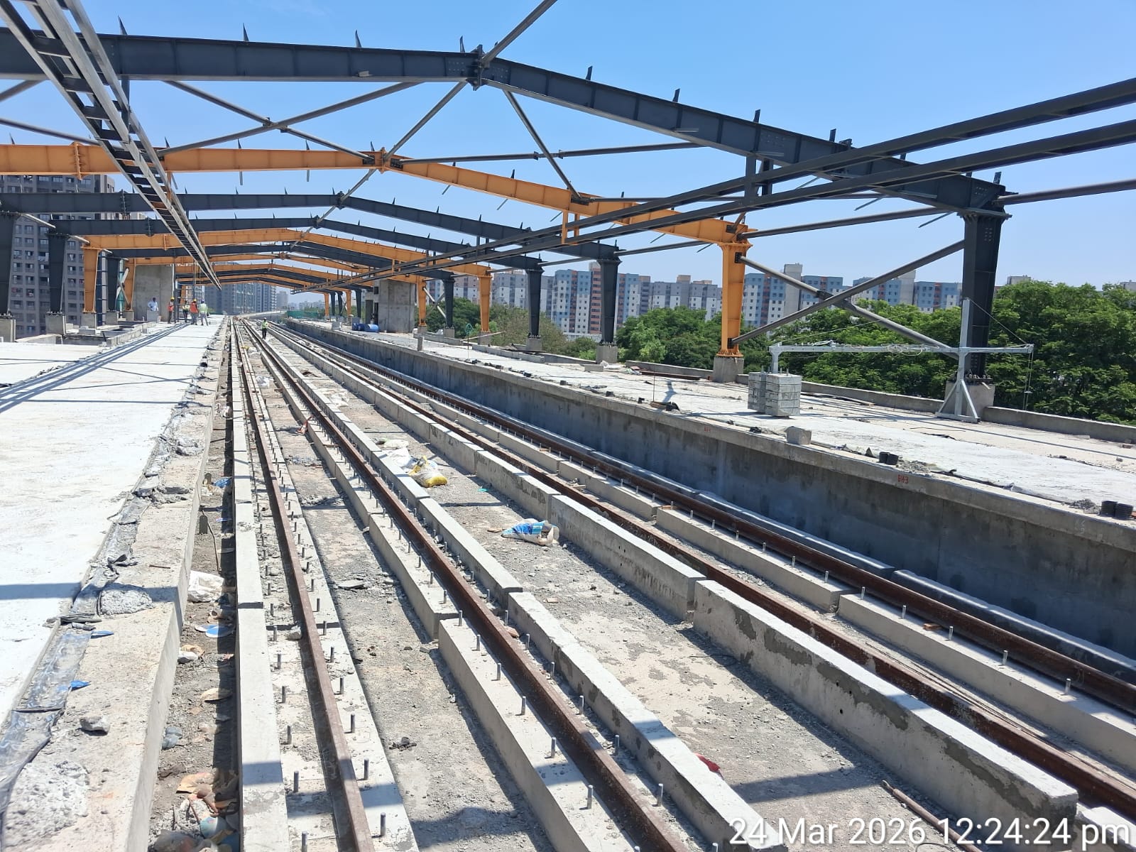 Elevated station canopy over multi-track viaduct