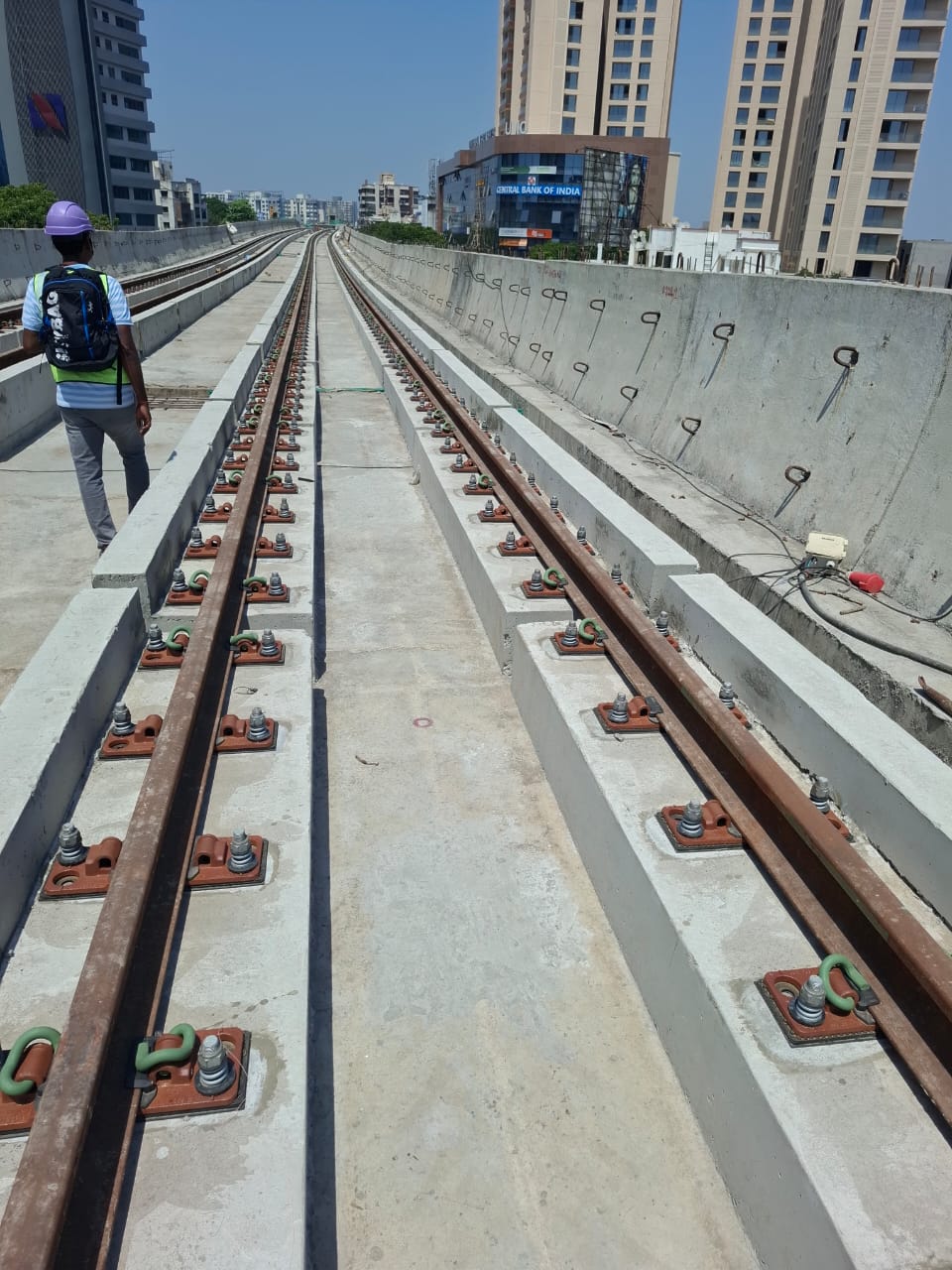 Fastened continuously welded rail on viaduct